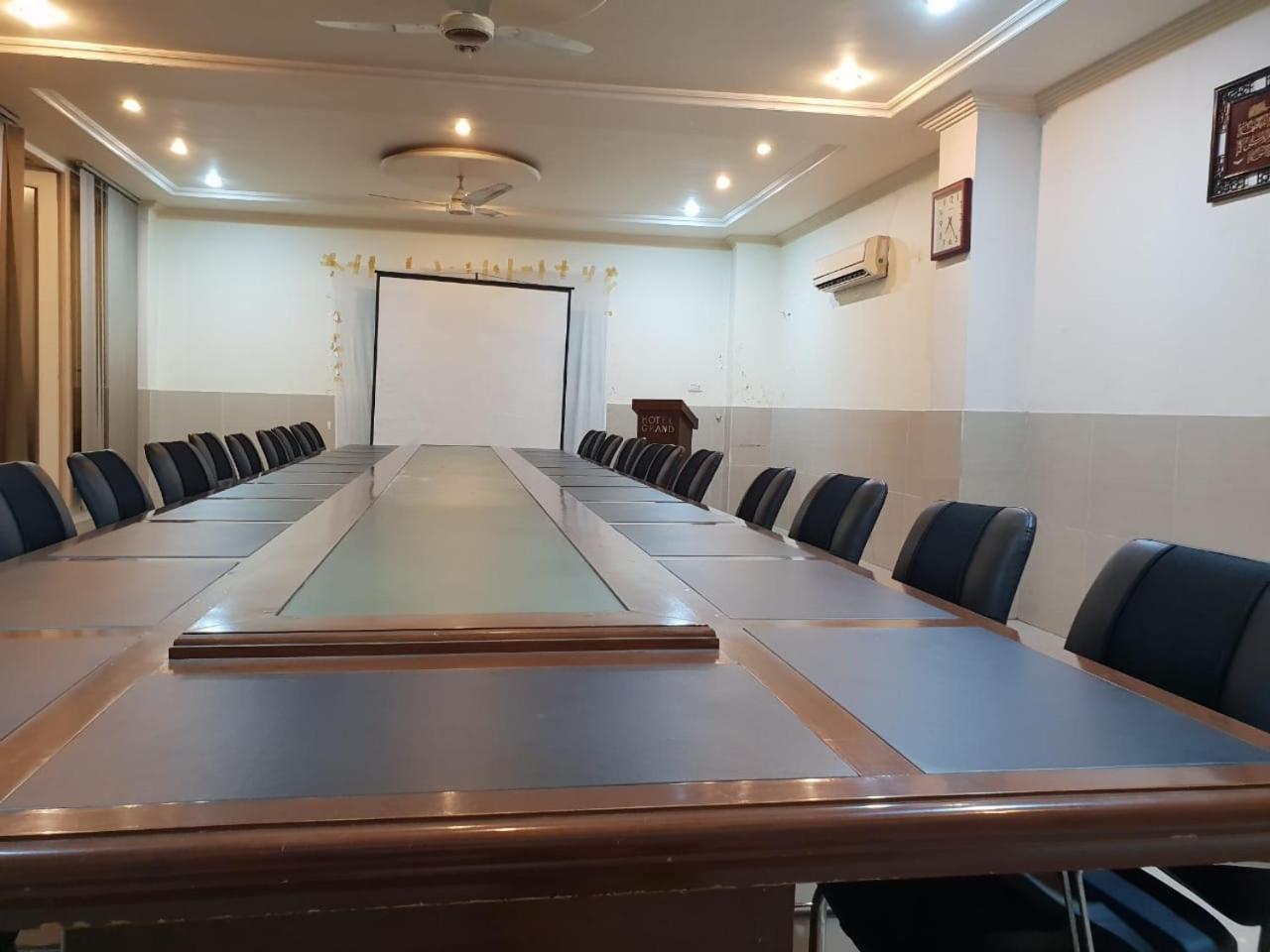 Hotel Grand Faisalabad Buitenkant foto